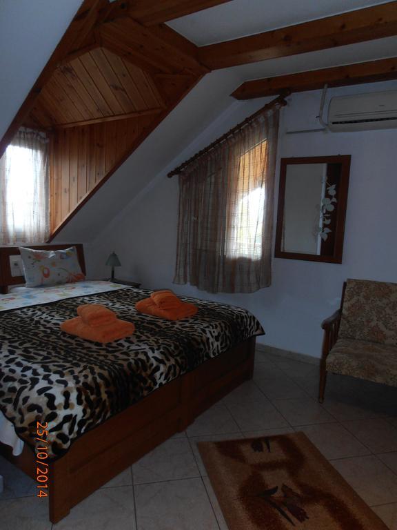 Guesthouse Agnandi Káto Loutrákion الغرفة الصورة