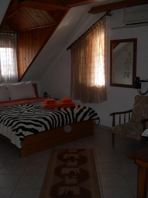 Guesthouse Agnandi Káto Loutrákion الغرفة الصورة
