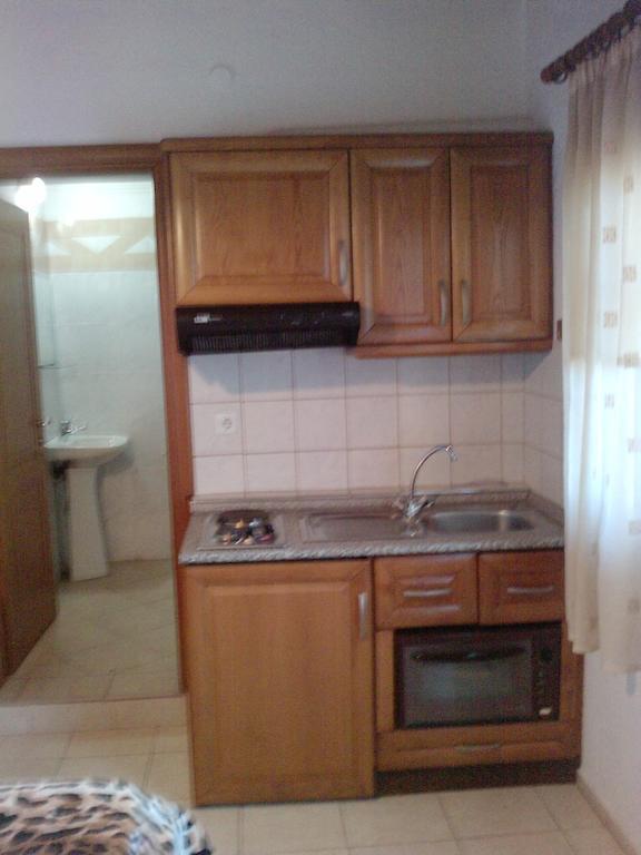 Guesthouse Agnandi Káto Loutrákion الغرفة الصورة